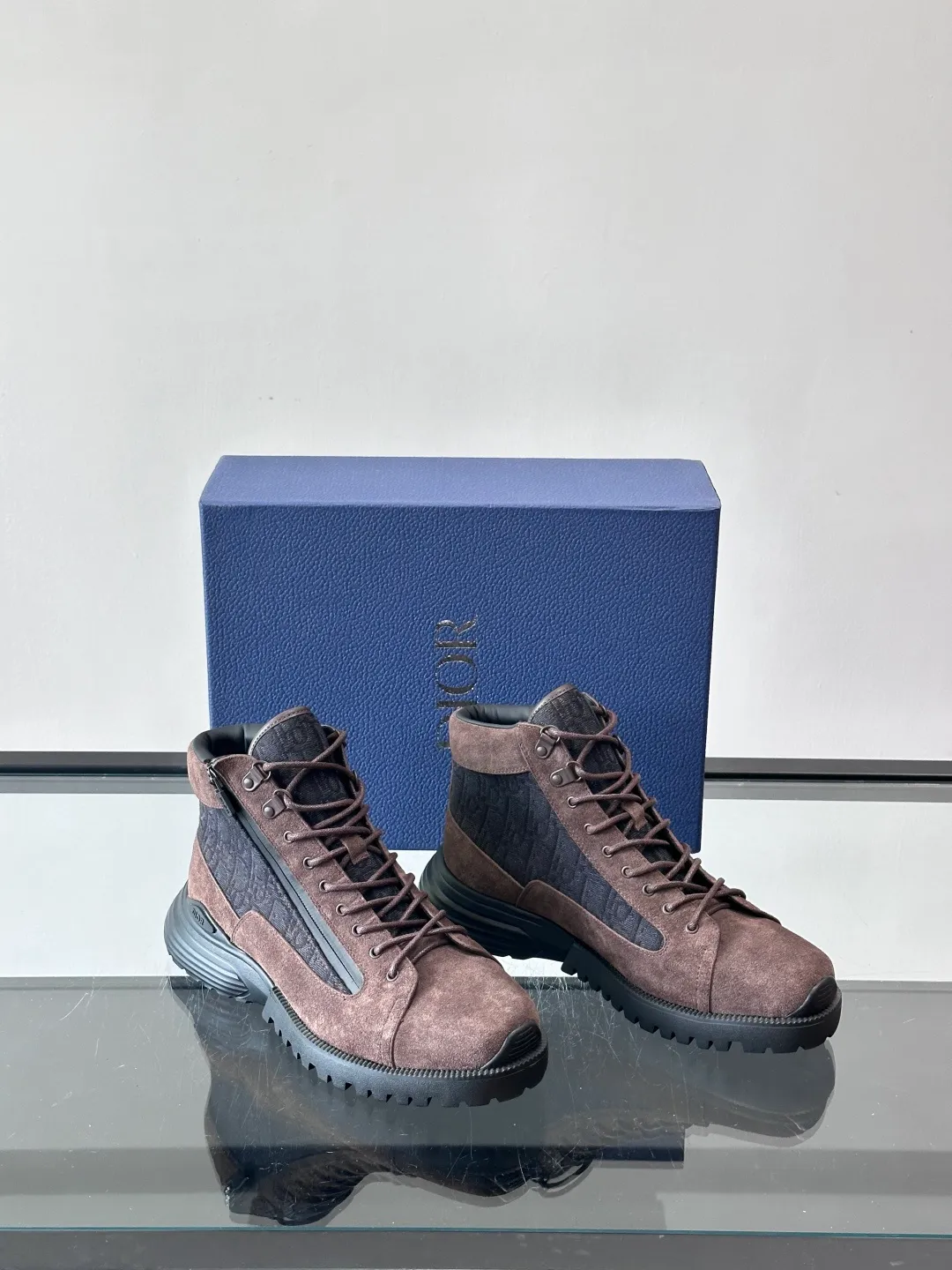 p600 "Dio＊" Combat Oblique high-top sneakers, black glossy leather + Oblique presbyopic canvas splicing, low-key luxury and super recognizable. The EVA sole is lightweight and cushioned, making it comfortable for daily wear or long walks. The high-top design is perfect for support, and the tongue and sole have the "DIOR" logo. You must pay attention to details! Whether it is casual or urban style, it can be easily controlled. It is a high-end luxury item that combines fashion and function. It is a popular choice for men's shoes size: 39-44 (38.45 customized)